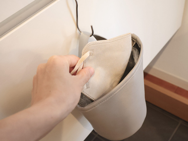 ここにあったら便利！な場所にプラスできる。"吊りさげられる"コンパクトごみ箱。[PR]