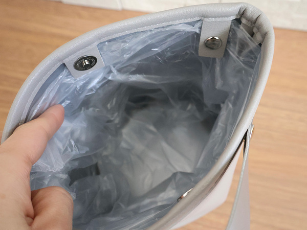 ここにあったら便利！な場所にプラスできる。"吊りさげられる"コンパクトごみ箱。[PR]