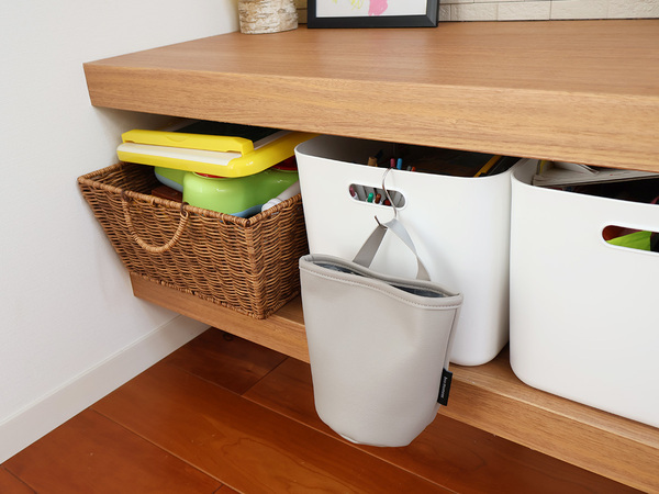 ここにあったら便利！な場所にプラスできる。"吊りさげられる"コンパクトごみ箱。[PR]