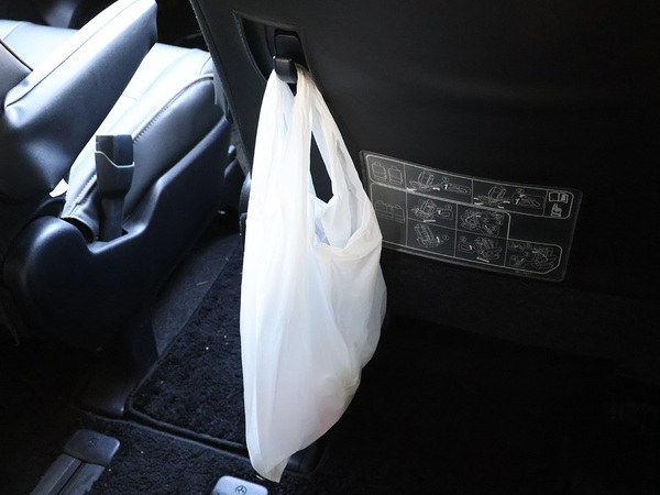 ここにあったら便利！な場所にプラスできる。"吊りさげられる"コンパクトごみ箱。[PR]