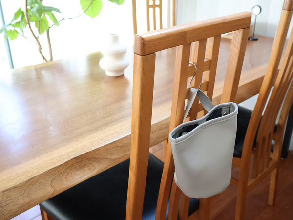 ここにあったら便利！な場所にプラスできる。"吊りさげられる"コンパクトごみ箱。[PR]