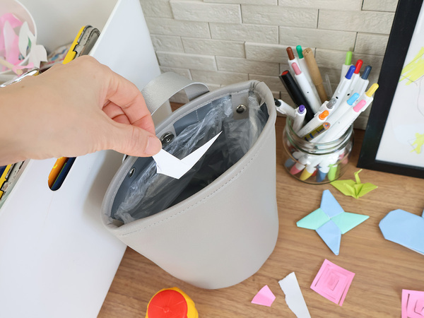 ここにあったら便利！な場所にプラスできる。"吊りさげられる"コンパクトごみ箱。[PR]