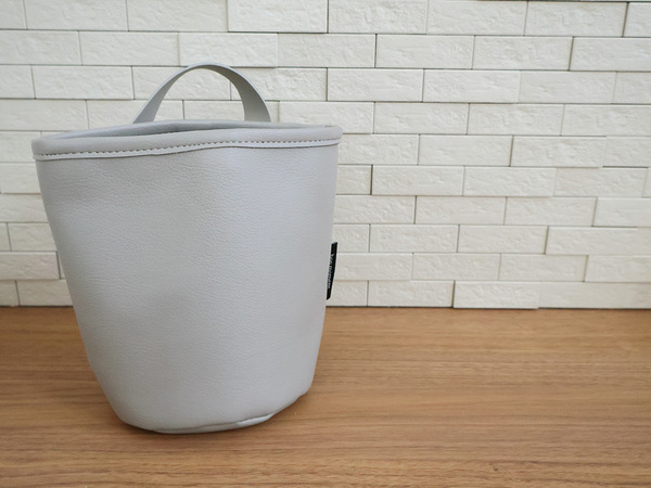 ここにあったら便利！な場所にプラスできる。"吊りさげられる"コンパクトごみ箱。[PR]