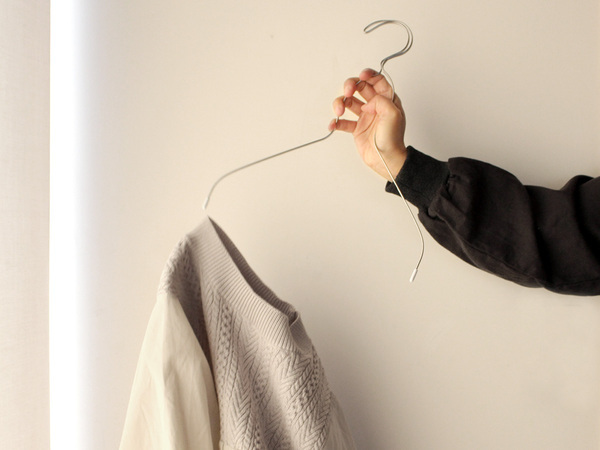 シャツの掛ける・外すがラックラク！「握ってスルン」のグーパーハンガーで時短家事[PR]