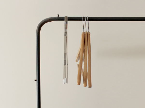 シャツの掛ける・外すがラックラク！「握ってスルン」のグーパーハンガーで時短家事[PR]