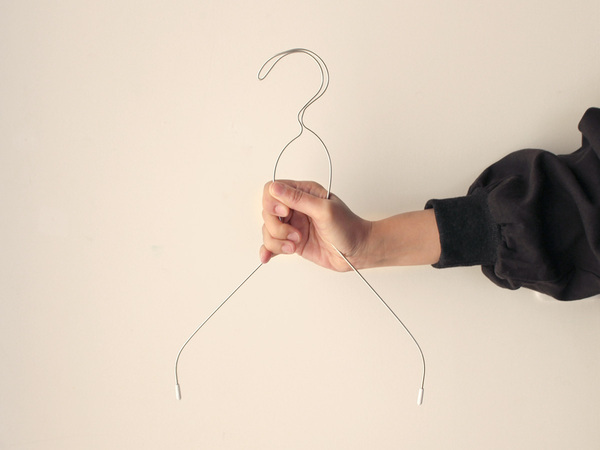 シャツの掛ける・外すがラックラク！「握ってスルン」のグーパーハンガーで時短家事[PR]