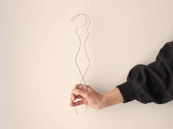 シャツの掛ける・外すがラックラク！「握ってスルン」のグーパーハンガーで時短家事[PR]