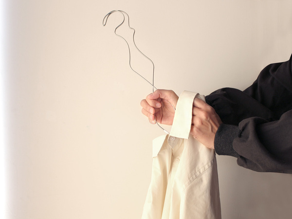 シャツの掛ける・外すがラックラク！「握ってスルン」のグーパーハンガーで時短家事[PR]