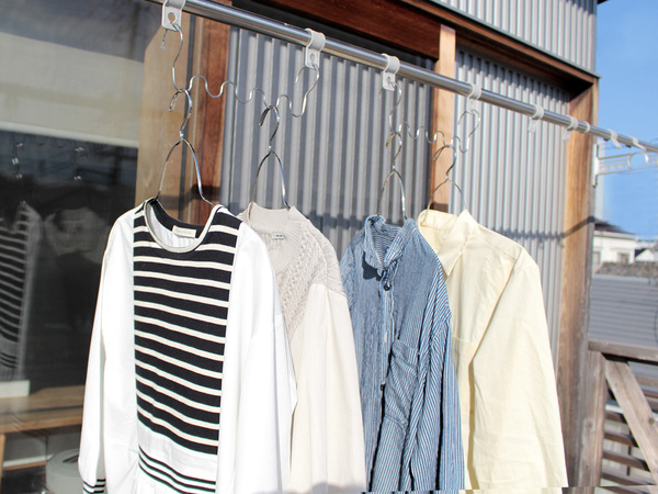 シャツの掛ける・外すがラックラク！「握ってスルン」のグーパーハンガーで時短家事[PR]