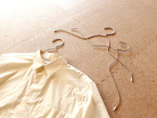 シャツの掛ける・外すがラックラク！「握ってスルン」のグーパーハンガーで時短家事[PR]