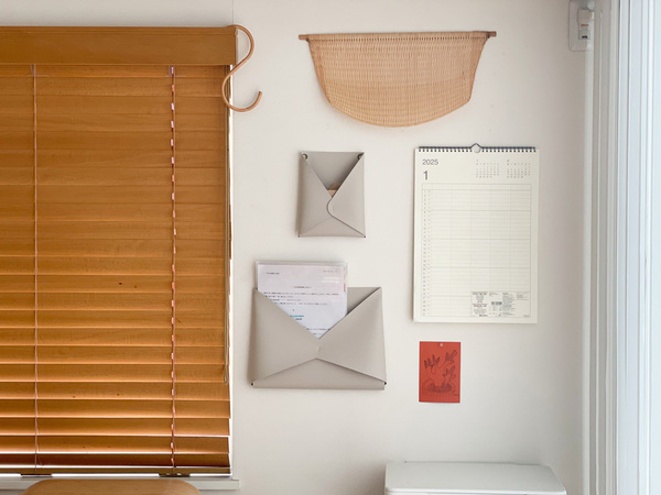 暮らしの事務コーナーを簡単に模様替えできる「フェイクレザーレターポケット」。[PR]