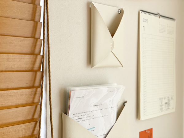 暮らしの事務コーナーを簡単に模様替えできる「フェイクレザーレターポケット」。[PR]