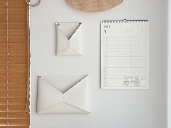 暮らしの事務コーナーを簡単に模様替えできる「フェイクレザーレターポケット」。[PR]