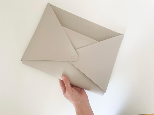 暮らしの事務コーナーを簡単に模様替えできる「フェイクレザーレターポケット」。[PR]