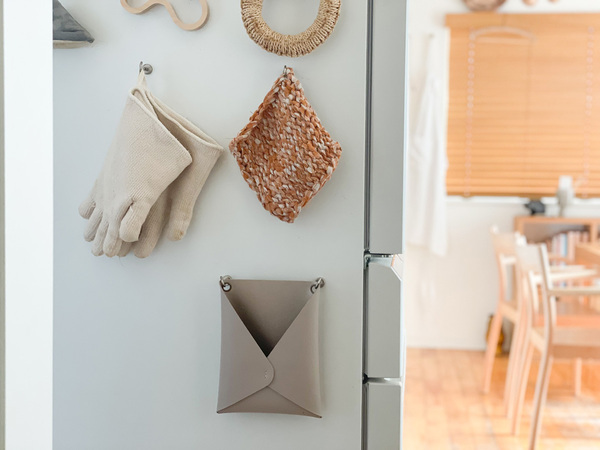 暮らしの事務コーナーを簡単に模様替えできる「フェイクレザーレターポケット」。[PR]