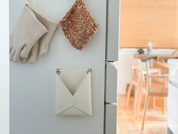 暮らしの事務コーナーを簡単に模様替えできる「フェイクレザーレターポケット」。[PR]