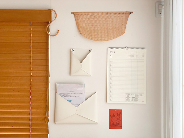 暮らしの事務コーナーを簡単に模様替えできる「フェイクレザーレターポケット」。[PR]