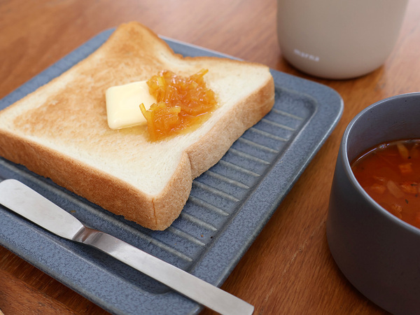 焼きたてのサクッと感が長持ち！ 凸凹模様の「bon momentのトーストプレート」