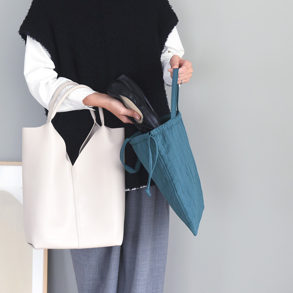 シンプルスタイルに華やぎを。“ハレの日コーデ”は洗練の小物選びから[PR]