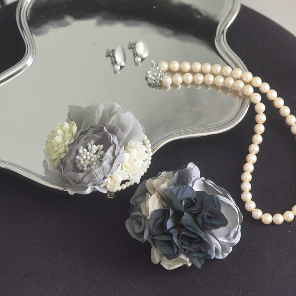 シンプルスタイルに華やぎを。“ハレの日コーデ”は洗練の小物選びから[PR]