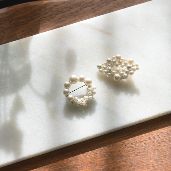 シンプルスタイルに華やぎを。“ハレの日コーデ”は洗練の小物選びから[PR]