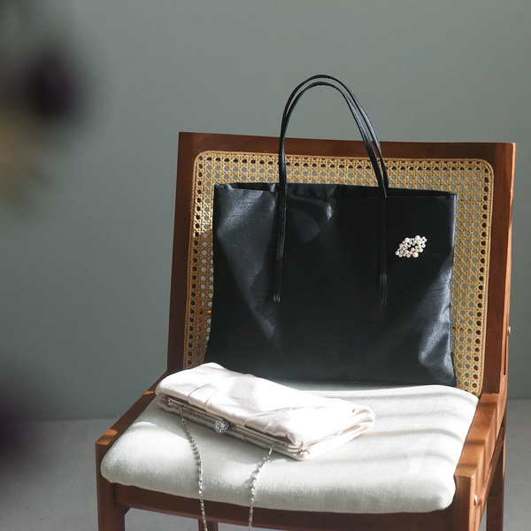 シンプルスタイルに華やぎを。“ハレの日コーデ”は洗練の小物選びから[PR]