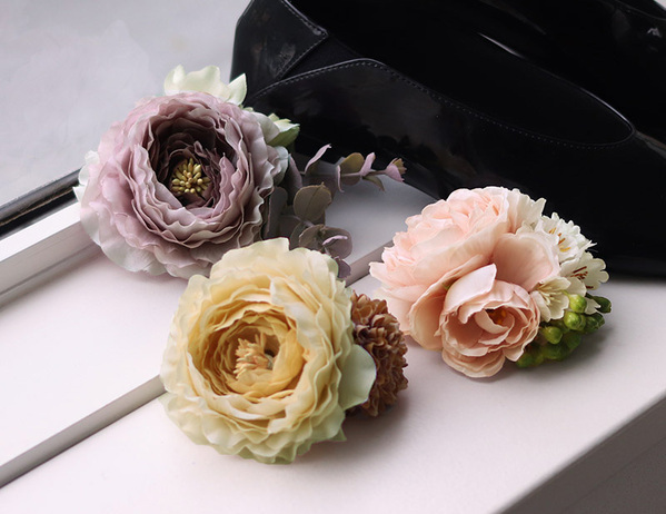 シンプルスタイルに華やぎを。“ハレの日コーデ”は洗練の小物選びから[PR]