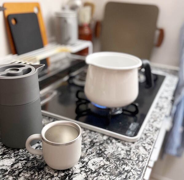 冬こそ大切な水分補給、熱々のお湯がすぐ飲み頃になる「白湯マグ」スタッフの使い方をご紹介[PR]