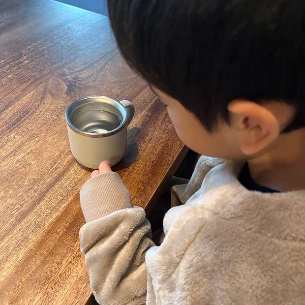 冬こそ大切な水分補給、熱々のお湯がすぐ飲み頃になる「白湯マグ」スタッフの使い方をご紹介[PR]