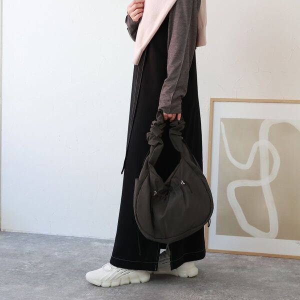 来たる春に向けて。新作の「ファッション小物」2選をスタッフがコーディネート[PR]