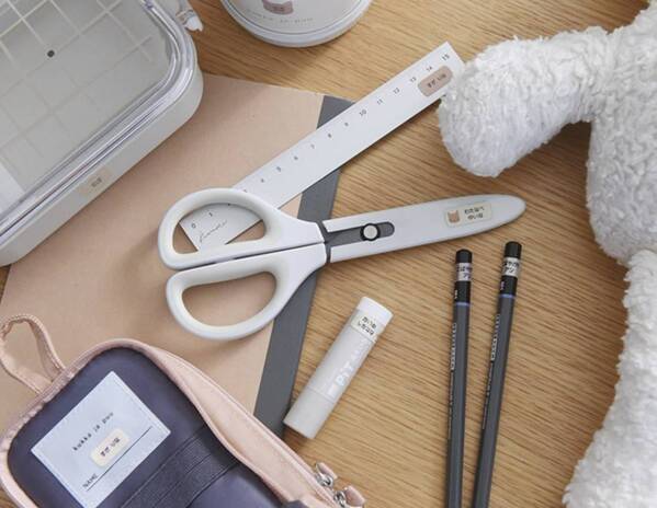 入園入学の最難関「お名前つけ」は、ここまでラクに進化した！100回洗っても剥がれない革命シールの話【インスタグラマーさんのもの選び】[PR]