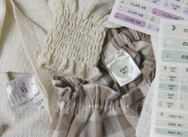 入園入学の最難関「お名前つけ」は、ここまでラクに進化した！100回洗っても剥がれない革命シールの話【インスタグラマーさんのもの選び】[PR]