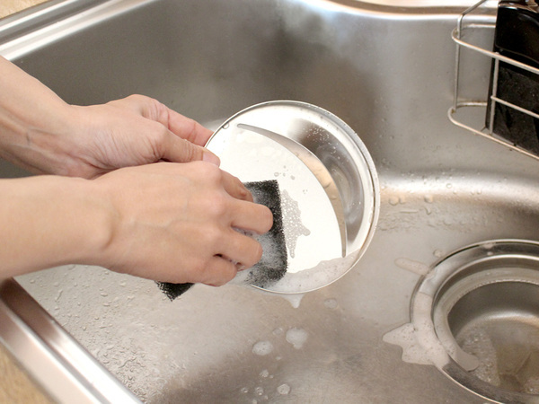 効果は半永久的！銅イオン×ステンレスでヌメリ知らずな「シンクの抗菌排水溝カバー」[PR]