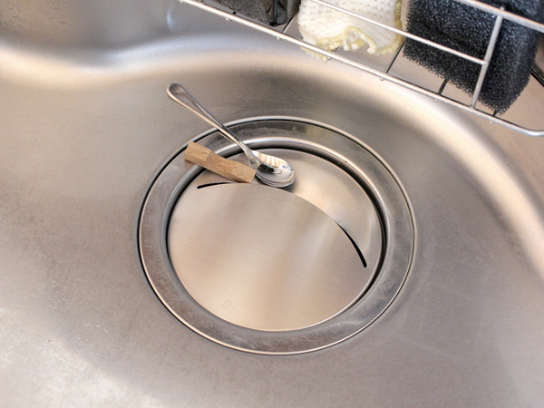 効果は半永久的！銅イオン×ステンレスでヌメリ知らずな「シンクの抗菌排水溝カバー」[PR]