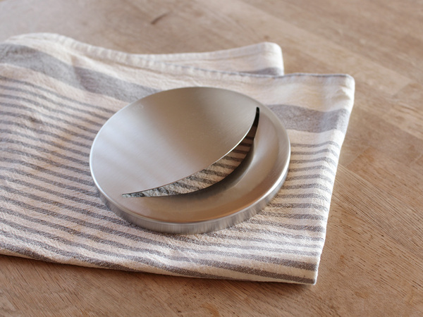 効果は半永久的！銅イオン×ステンレスでヌメリ知らずな「シンクの抗菌排水溝カバー」[PR]