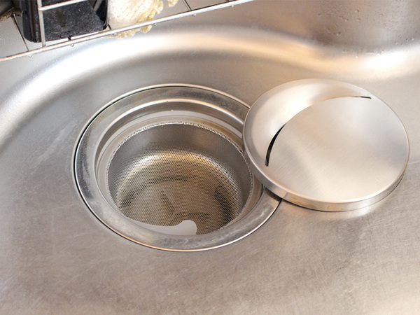 効果は半永久的！銅イオン×ステンレスでヌメリ知らずな「シンクの抗菌排水溝カバー」[PR]