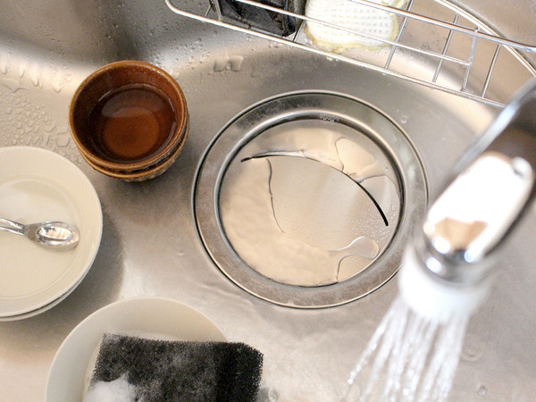 効果は半永久的！銅イオン×ステンレスでヌメリ知らずな「シンクの抗菌排水溝カバー」[PR]