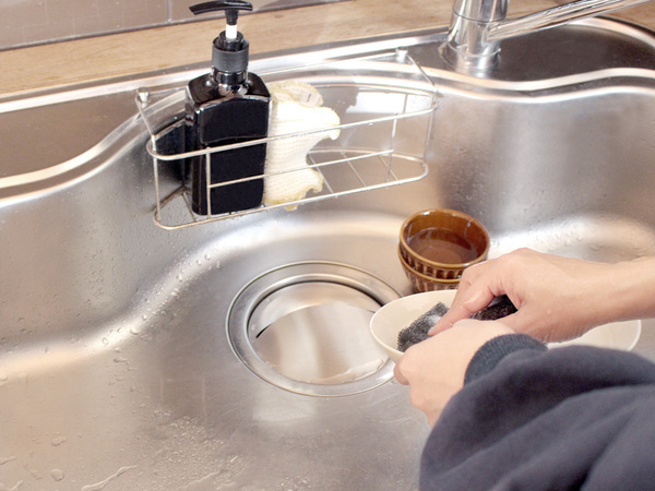 効果は半永久的！銅イオン×ステンレスでヌメリ知らずな「シンクの抗菌排水溝カバー」[PR]