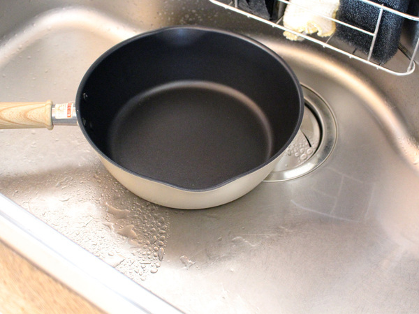 効果は半永久的！銅イオン×ステンレスでヌメリ知らずな「シンクの抗菌排水溝カバー」[PR]