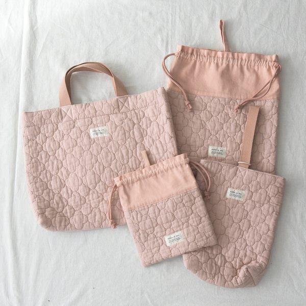 子どもたちのがんばる気持ちにそっと寄り添う。優しい風合いの「kukka ja puuイブル レッスンバッグ」[PR]