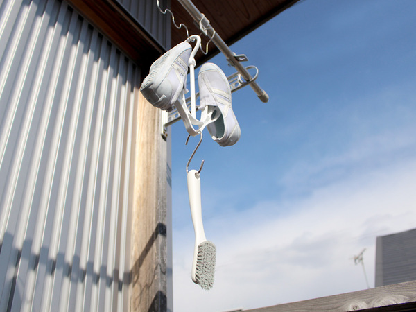 真っ黒わんぱく上靴がピカピカに。つま先の奥まで届く「マーナ　シューズブラシ」[PR]