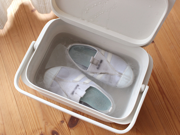 真っ黒わんぱく上靴がピカピカに。つま先の奥まで届く「マーナ　シューズブラシ」[PR]