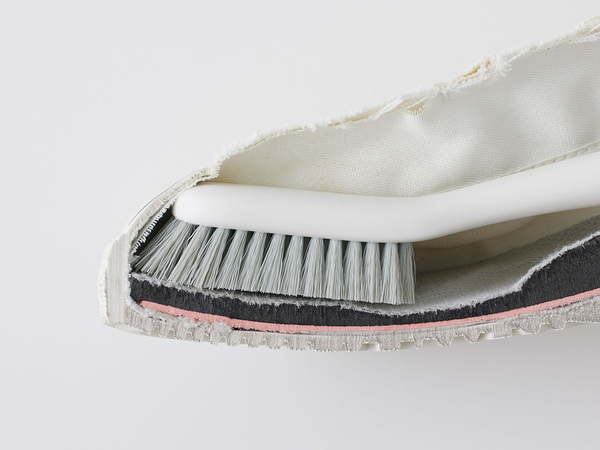 真っ黒わんぱく上靴がピカピカに。つま先の奥まで届く「マーナ　シューズブラシ」[PR]