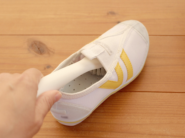 真っ黒わんぱく上靴がピカピカに。つま先の奥まで届く「マーナ　シューズブラシ」[PR]