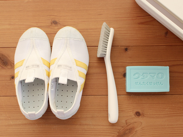 真っ黒わんぱく上靴がピカピカに。つま先の奥まで届く「マーナ　シューズブラシ」[PR]