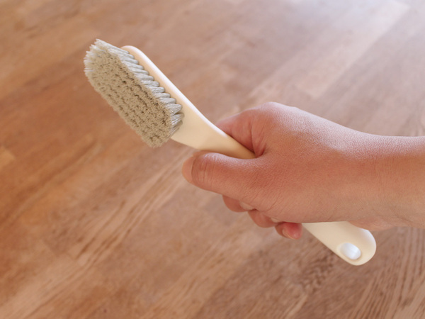 真っ黒わんぱく上靴がピカピカに。つま先の奥まで届く「マーナ　シューズブラシ」[PR]