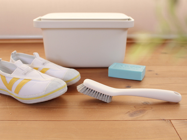 真っ黒わんぱく上靴がピカピカに。つま先の奥まで届く「マーナ　シューズブラシ」[PR]