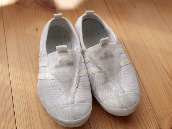 真っ黒わんぱく上靴がピカピカに。つま先の奥まで届く「マーナ　シューズブラシ」[PR]