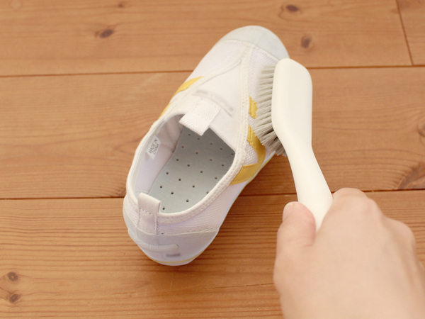 真っ黒わんぱく上靴がピカピカに。つま先の奥まで届く「マーナ　シューズブラシ」[PR]