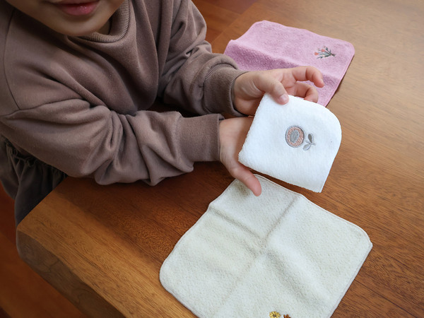 フワフワで吸水性も高い。キッズの毎日にちょうどよい北欧ライクなタオルハンカチ[PR]